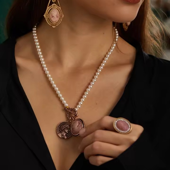 Vintage Aristocrat’s Cameo Antique Brass Masterpiece Ring - Picture 9 of 9